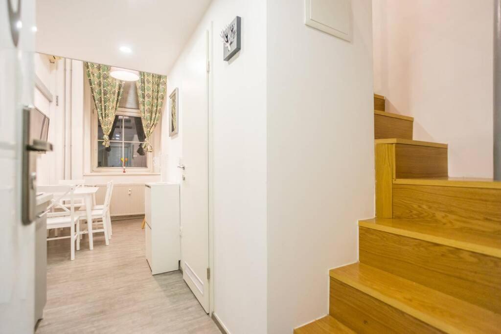 Apartma N'Poznam Tobacna Любляна Экстерьер фото